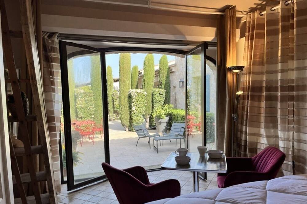 Eygalieres House | Cosy retreat in Eygalieres with artist studio. Walking distance to the village