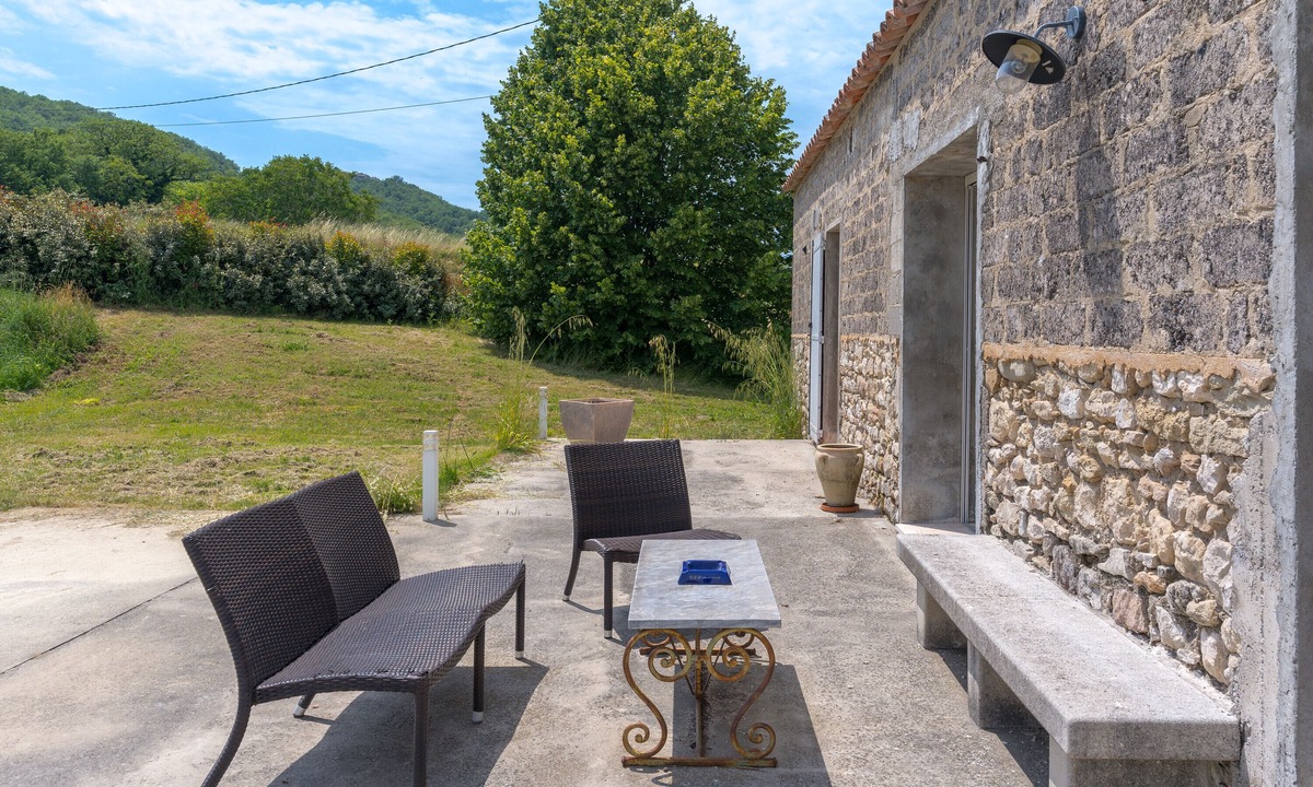 Montjustin House | La Bergerie Montjustin gîte with view of the hills, private swimming pool