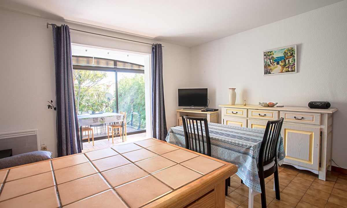 Carqueiranne Apartment | Apartment 'Les Tulipes' with Private Terrace, Shared Garden and Wi-Fi