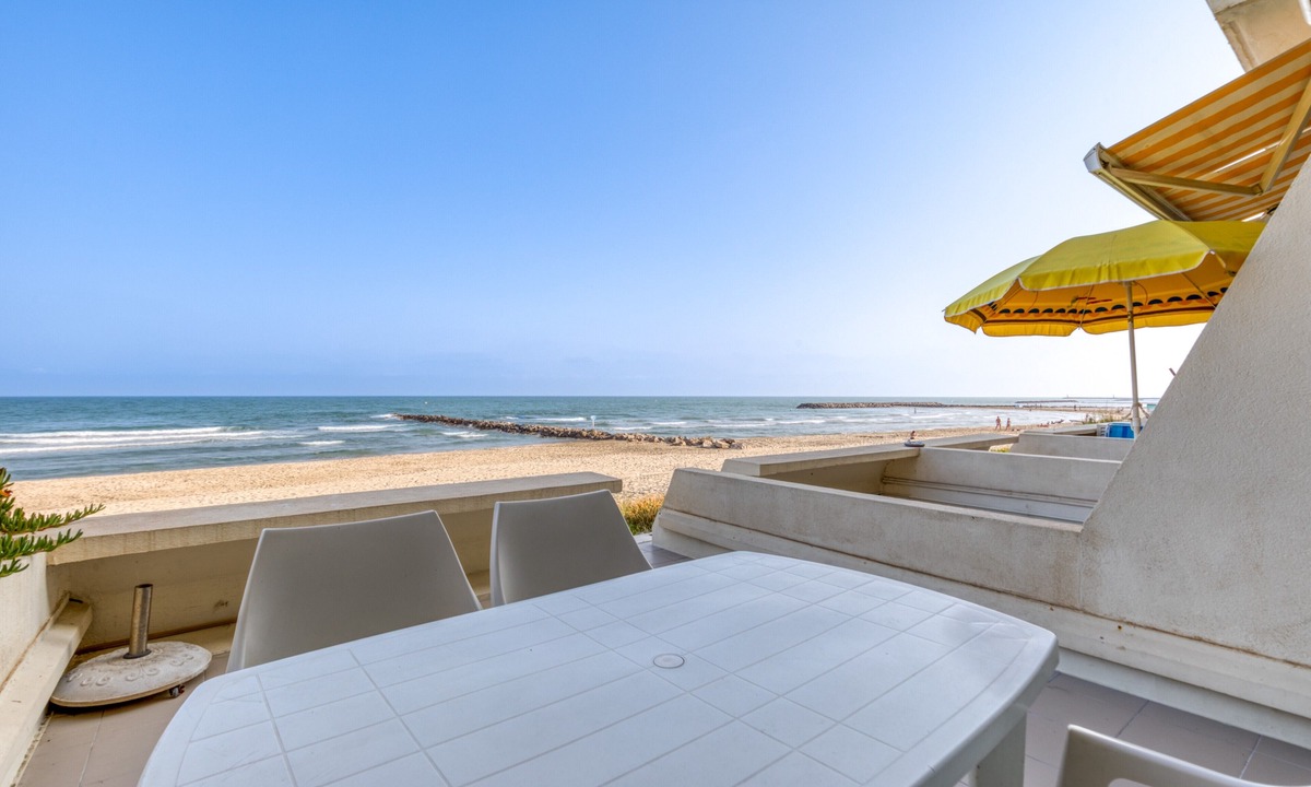 Carnon-Plage Apartment | Apartment "Première Ligne Avec Terrasse" with Sea View, Private Terrace & Wi-Fi