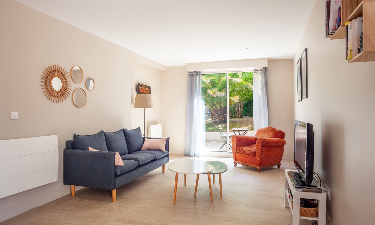 Les Camoins Apartment | Apartment 'Cocon Avec Piscine Et Jardin' with Shared Pool, Private Terrace and Wi-Fi