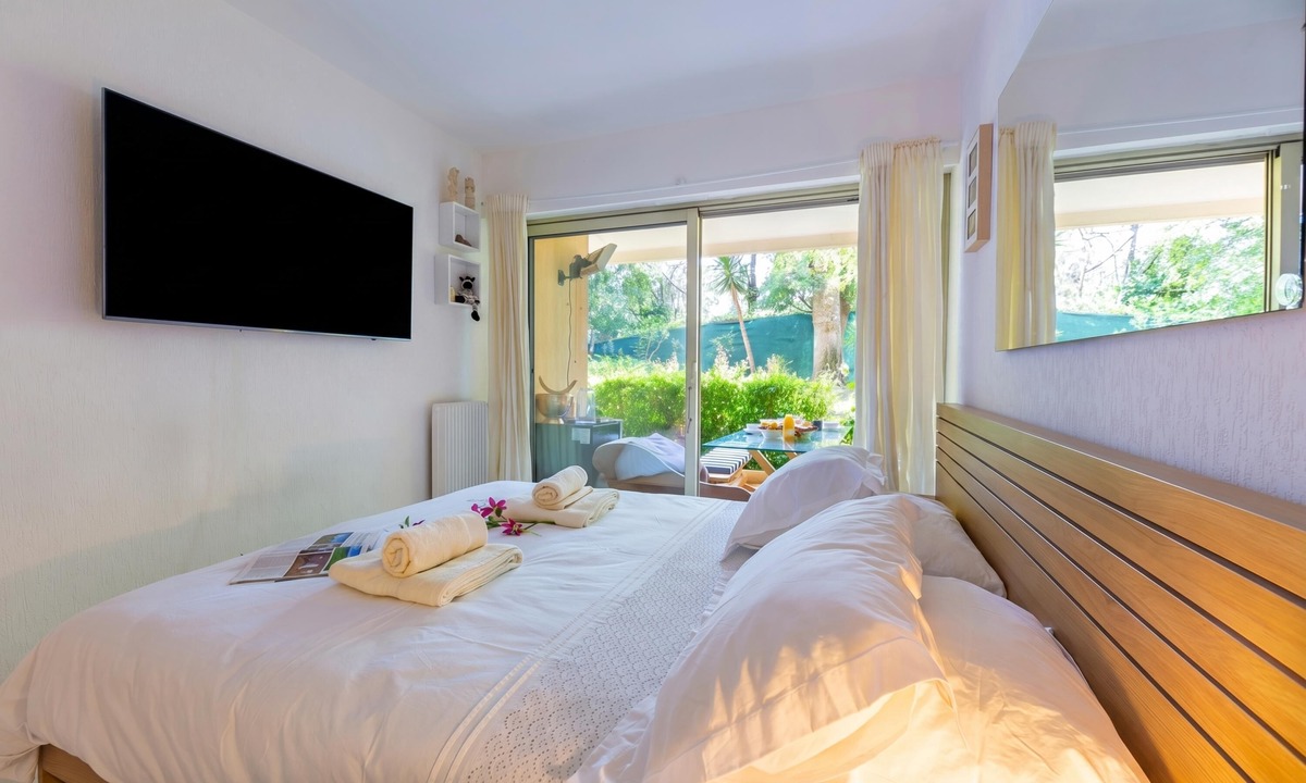 Fabron Apartment | Appartement Les Cyclamens with Garden and Pool, Nice, France