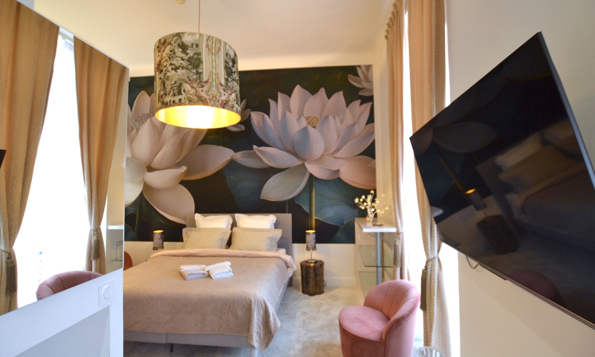 Les Fleurs Apartment | NEWLY RENOVATED CHIC & GLAMOR LARGE STUDIO