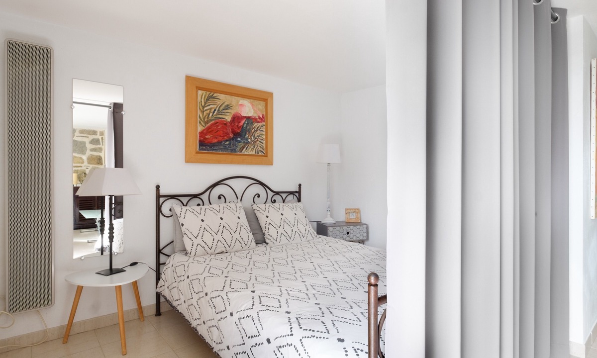 Mandelieu-La-Napoule Apartment | Studio Apartment 'Rez-de-villa Avec Piscine' with Sea View, Shared Pool and Wi-Fi
