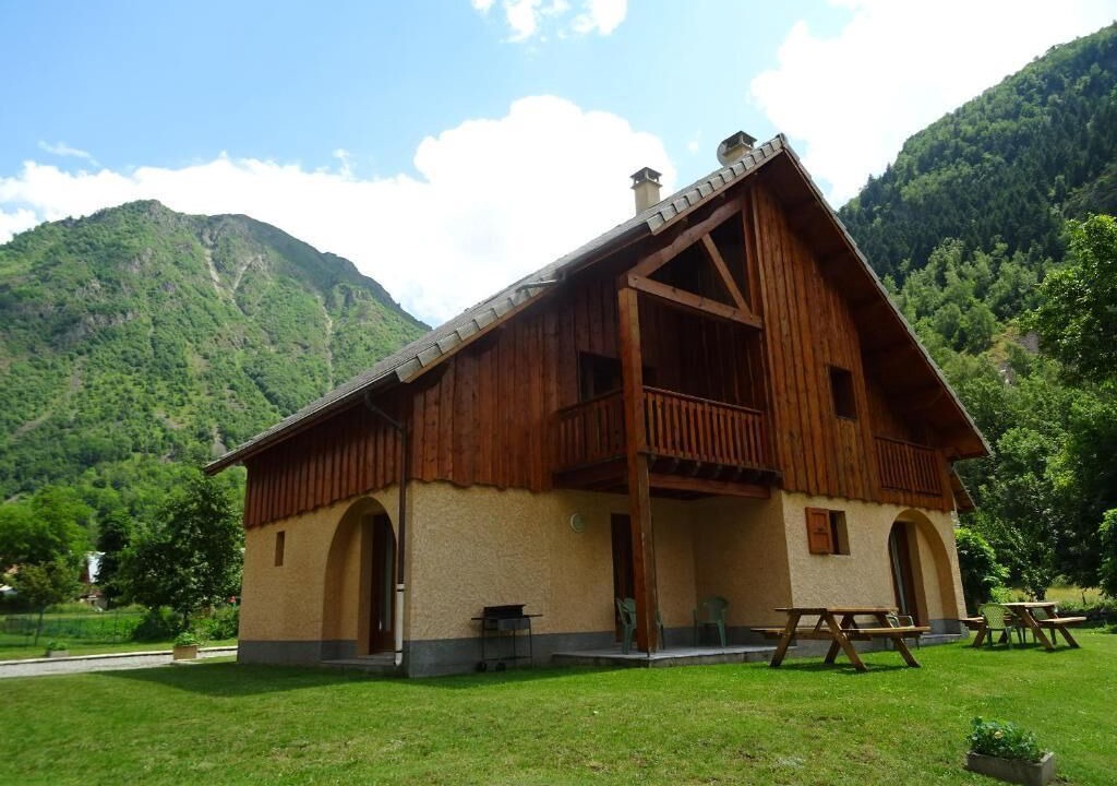 La Chapelle-en-Valgodemard Ski Chalet | 6/8 person duplex apartment in a chalet in the heart of the Ecrins mountains