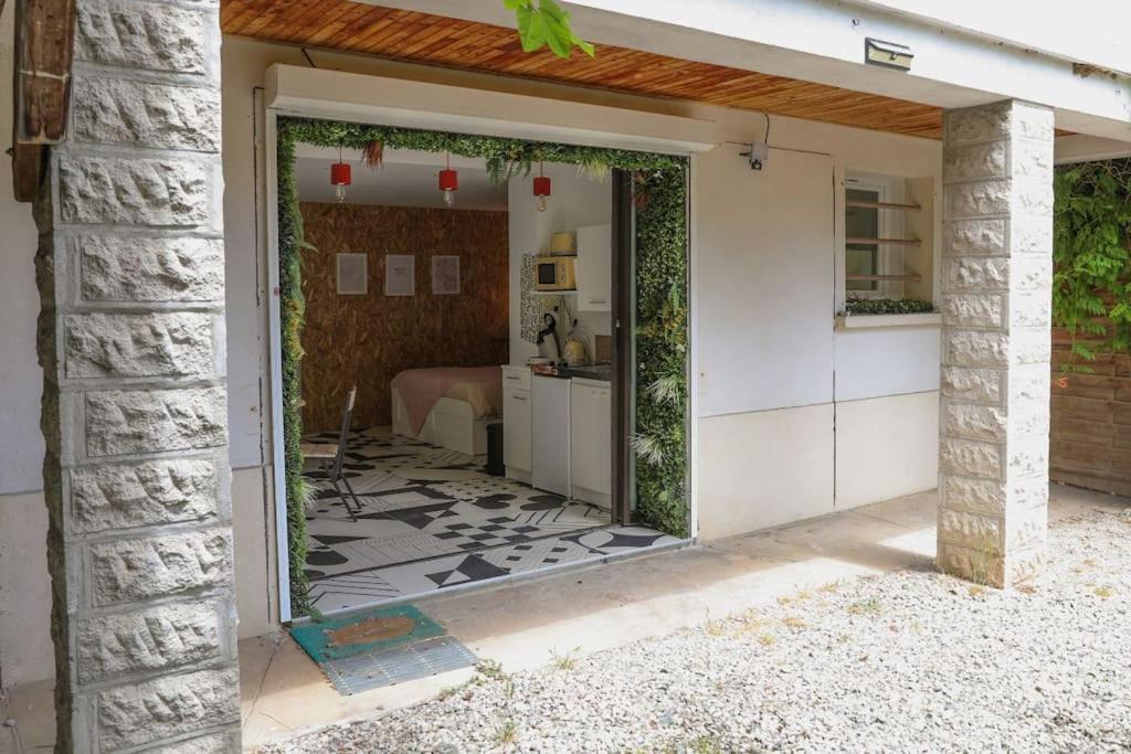 Romans-sur-Isere Apartment | La Hutte de la Tortue Rez-de-jardin Patio au Calme
