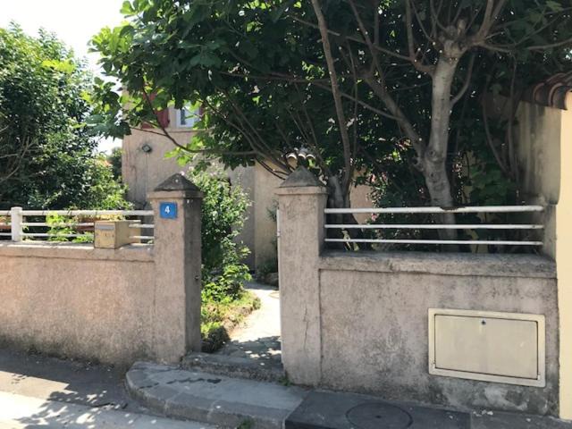 13th Arrondissement House | Chambre climatisée avec sdb privée dans une villa avec piscine ouverte d'avril à mi octobre