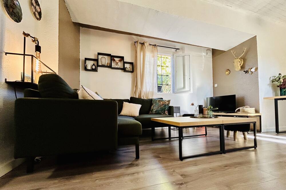 Photo of Livingroom in Saint-Marc-Jaumegarde
