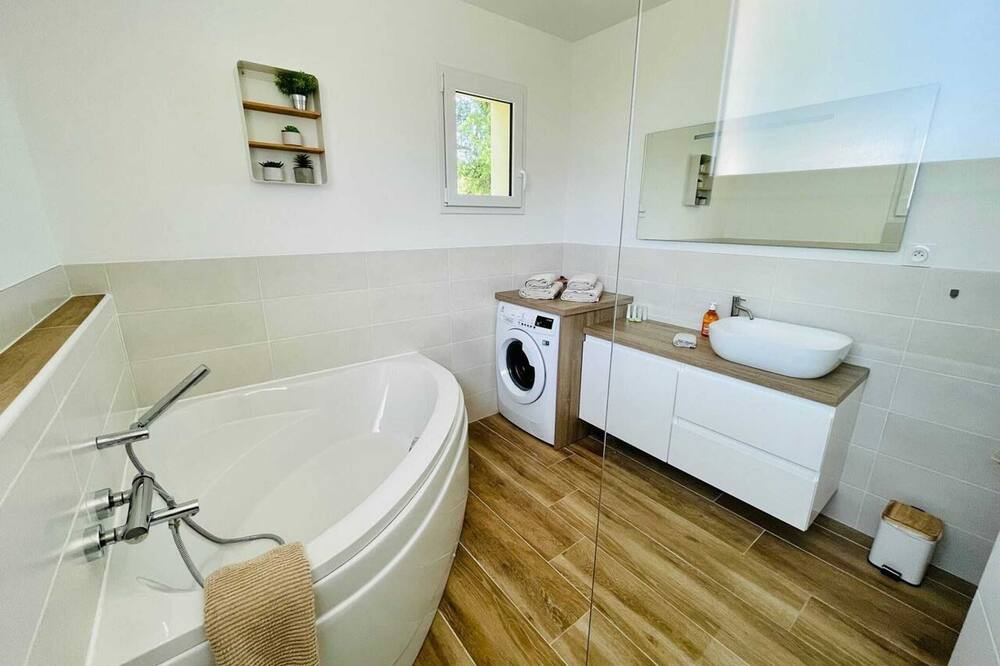 Photo of Bathroom in Uchaux