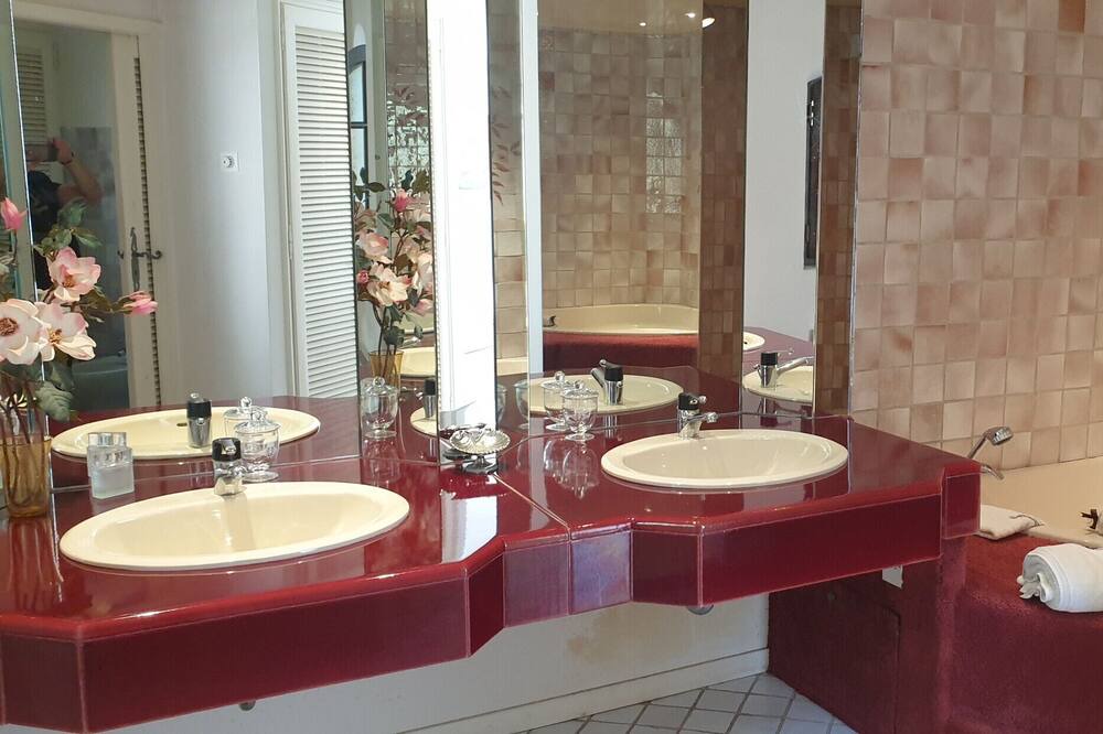 Photo of Bathroom in Speracedes