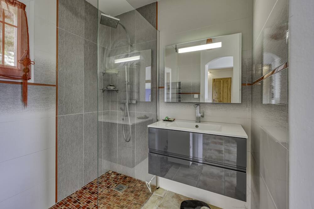 Photo of Bathroom in Cadenet