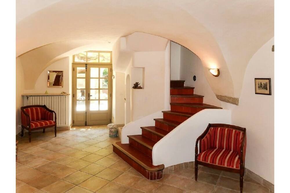 Photo of Livingroom in Maubec