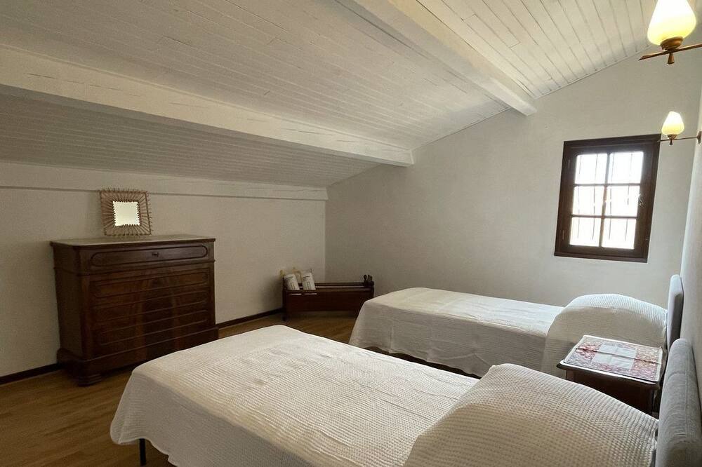 Photo of Bedroom in Lambesc