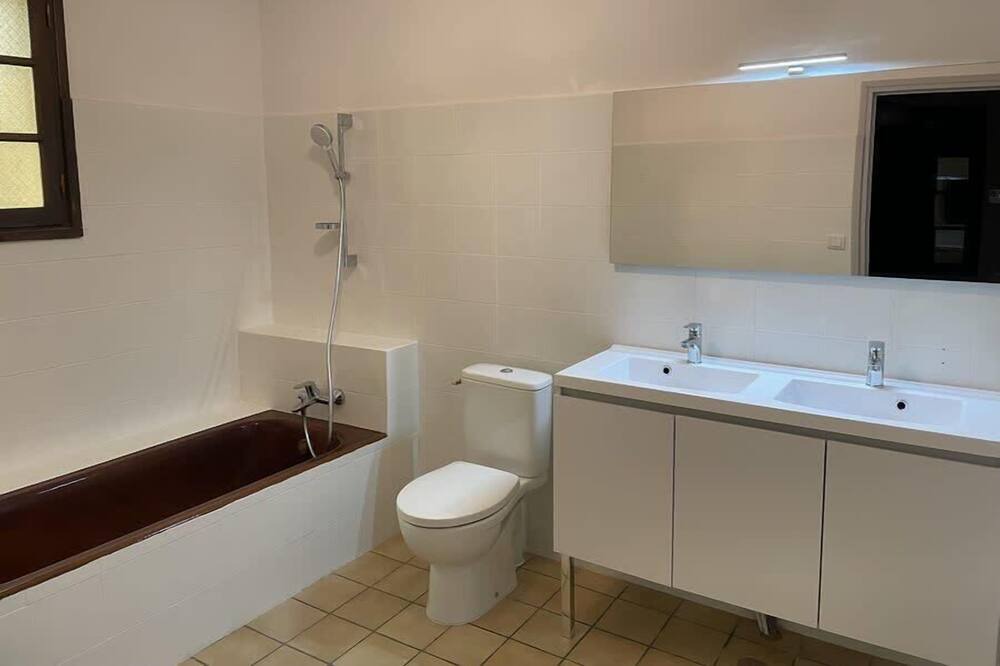 Photo of Bathroom in Lambesc