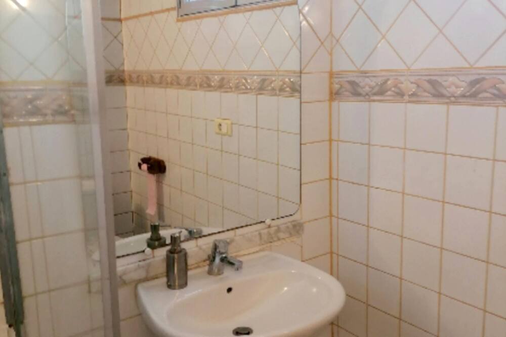 Photo of Bathroom in Montfavet