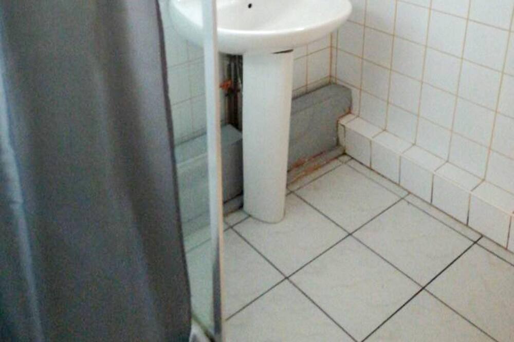 Photo of Bathroom in Montfavet