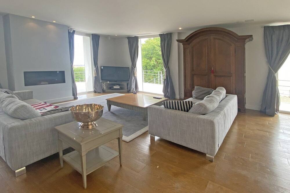 Photo of Livingroom in California - Pezou