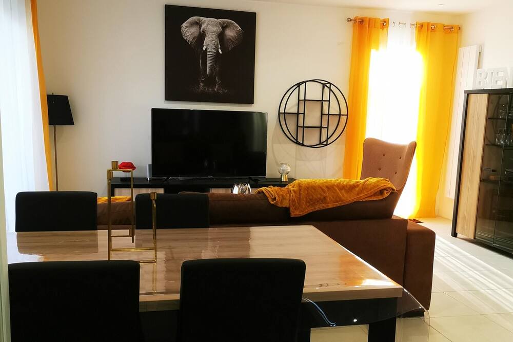 Photo of Livingroom in Saint-Marc-Jaumegarde