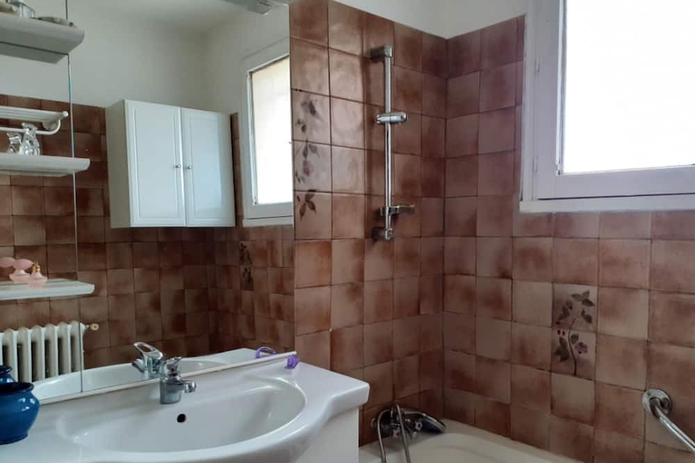 Photo of Bathroom in Caromb
