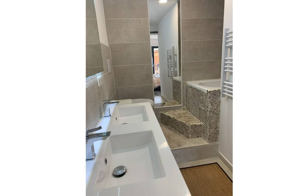 Photo of Bathroom in Aurons