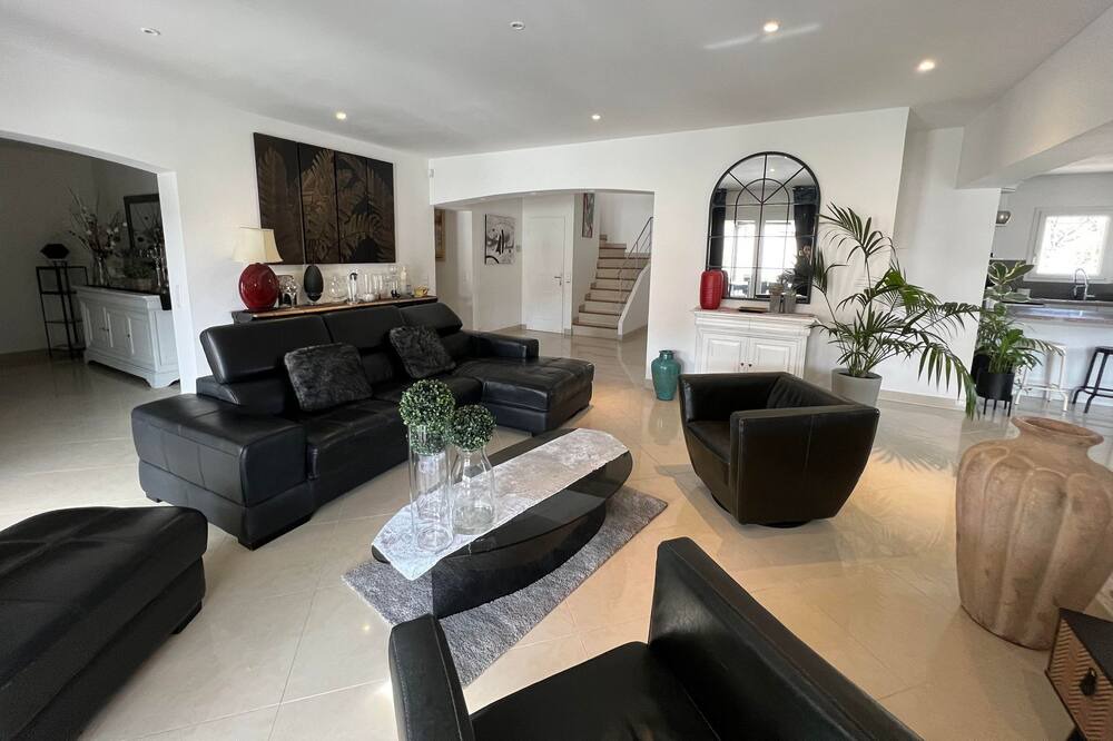 Photo of Livingroom in La Roque-d'Antheron