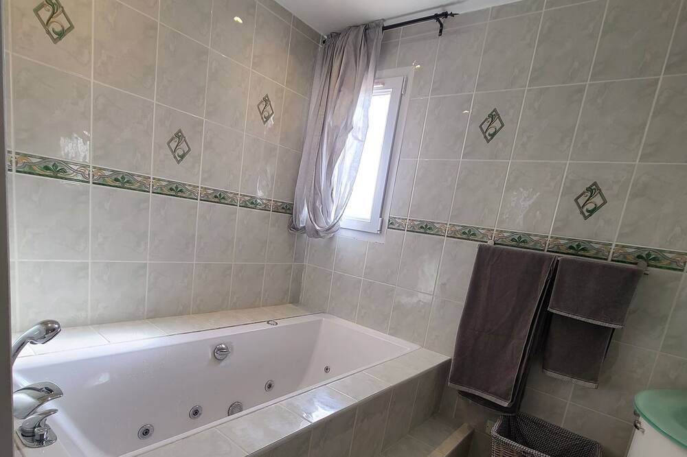 Photo of Bathroom in La Roque-d'Antheron