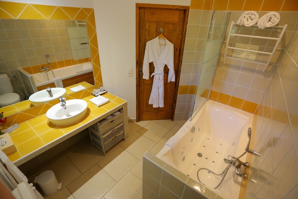 Photo of Bathroom in Pujaut