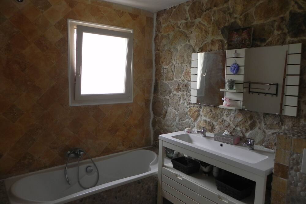 Photo of Bathroom in Speracedes