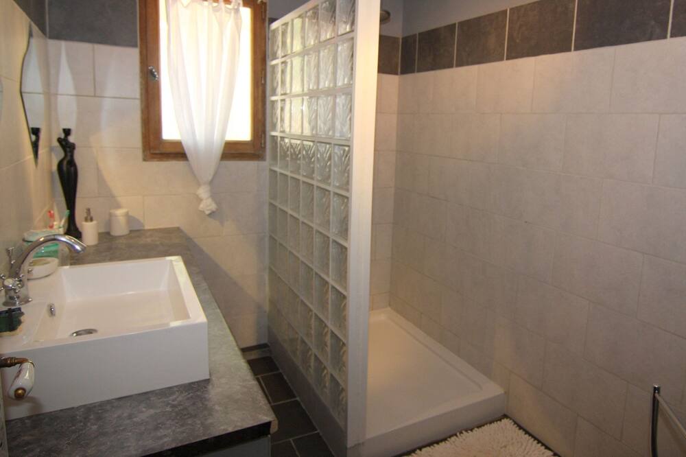 Photo of Bathroom in Roquemaure