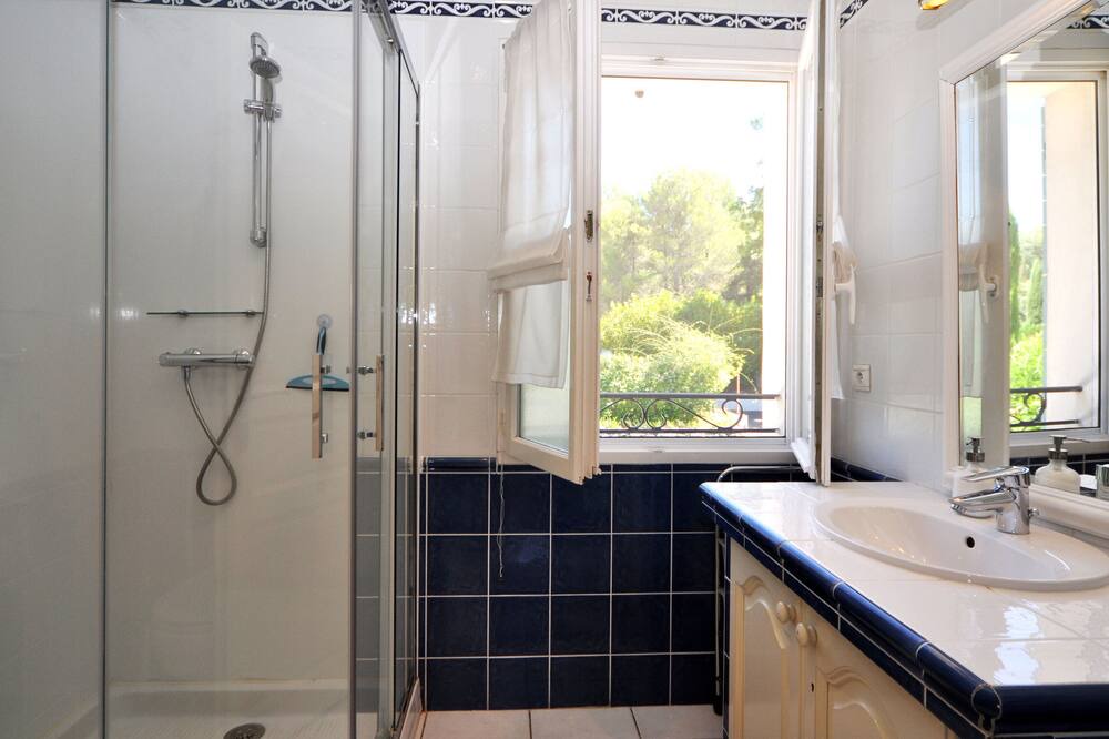 Photo of Bathroom in Biot