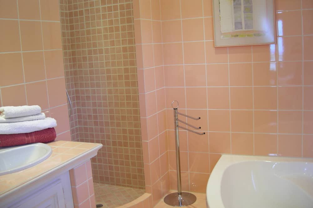 Photo of Bathroom in Speracedes