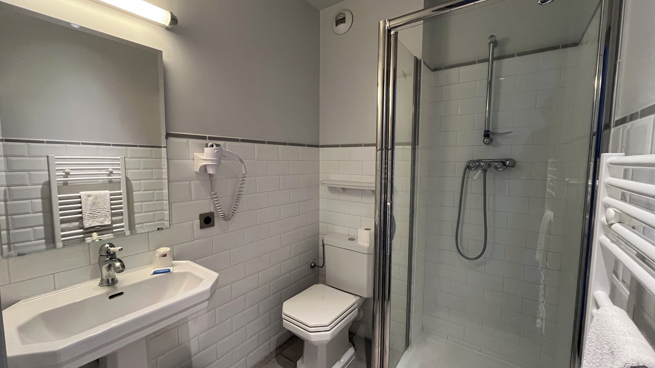 Photo of Bathroom in California - Pezou