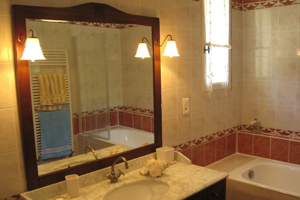 Photo of Bathroom in L'Isle-sur-la-Sorgue