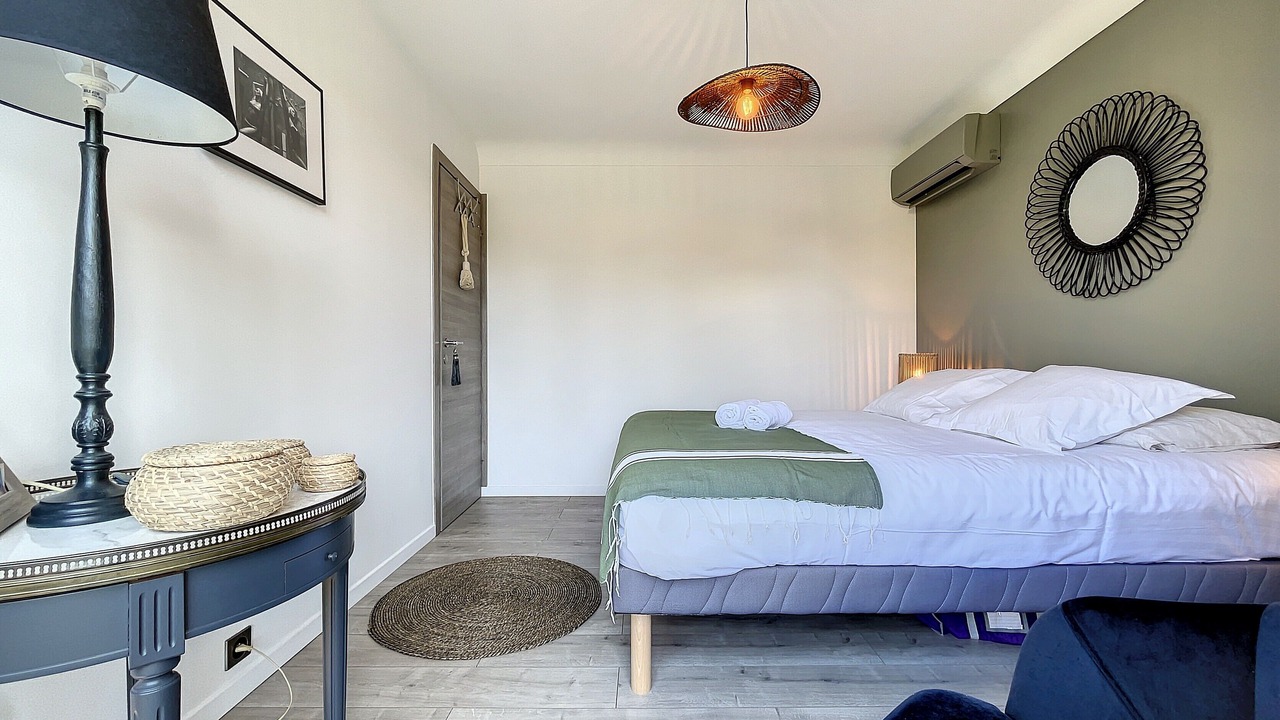 Photo of Bedroom in Mandelieu-La-Napoule