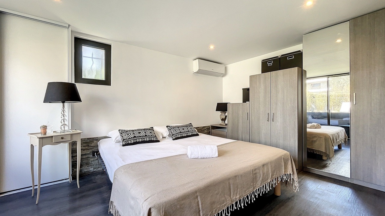Photo of Bedroom in Mandelieu-La-Napoule