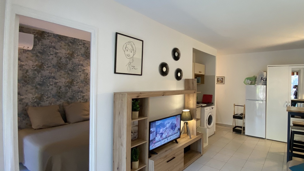 Photo of Bedroom in Mandelieu-La-Napoule