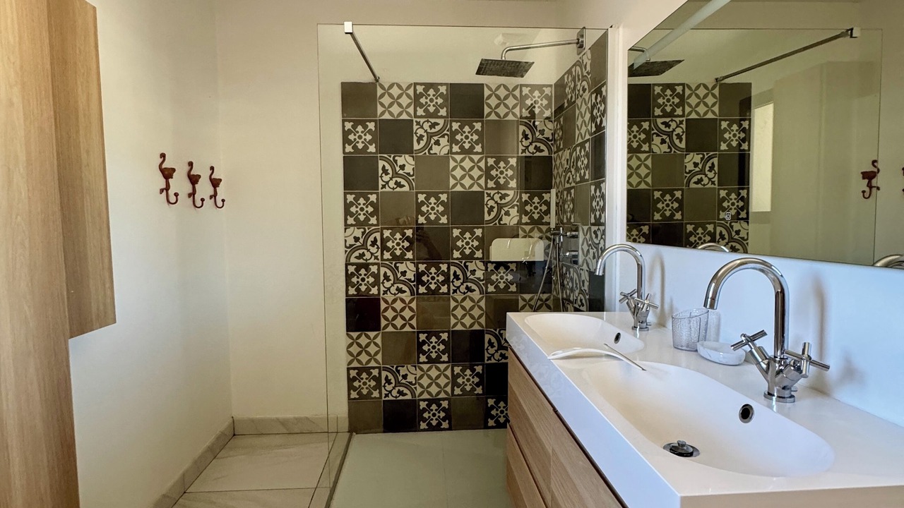Photo of Bathroom in Sainte-Cecile-les-Vignes