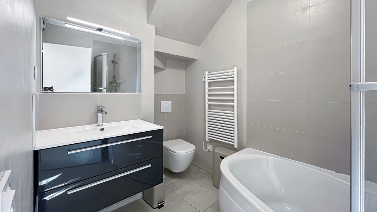 Photo of Bathroom in Hyeres City Centre