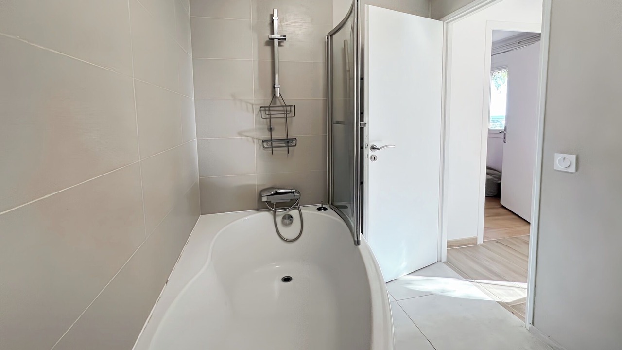 Photo of Bathroom in Hyeres City Centre