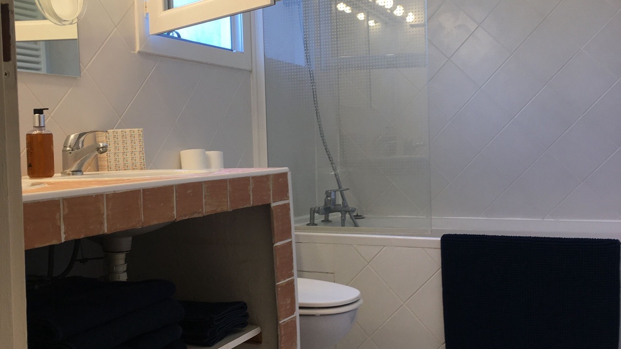Photo of Bathroom in Hopitaux-Facultes