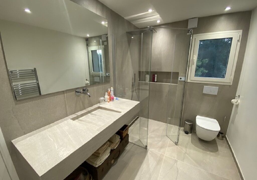 Photo of Bathroom in Biot