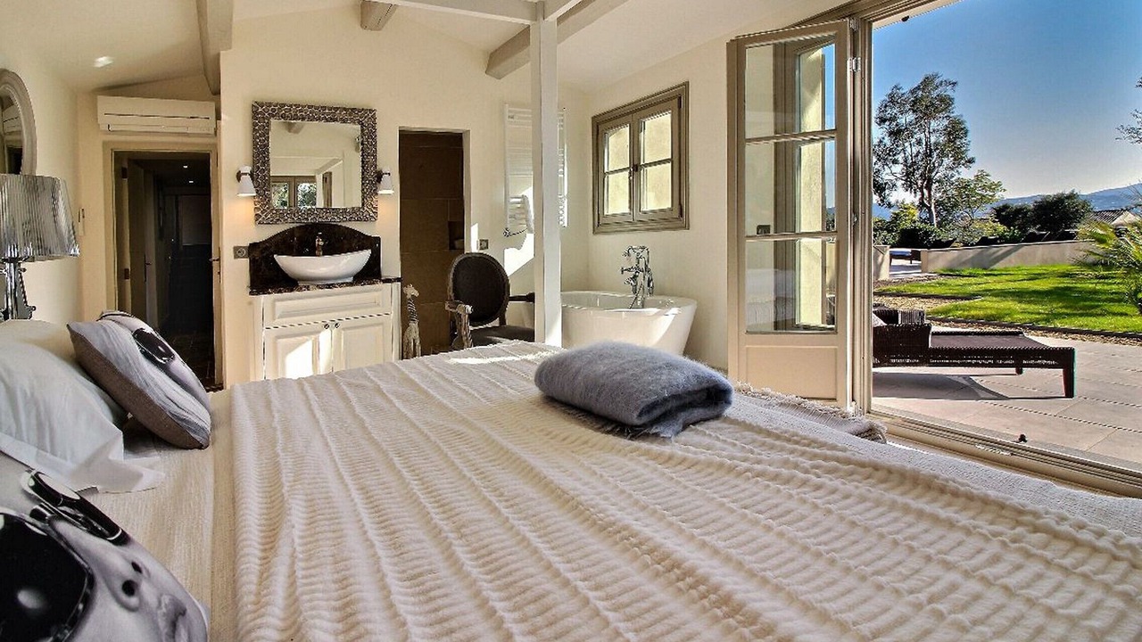 Photo of Bedroom in Guerrevieille