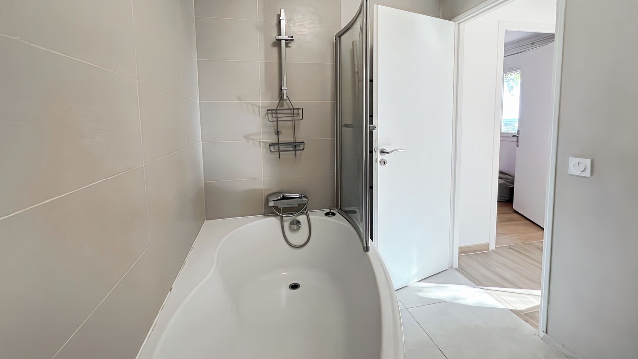 Photo of Bathroom in Hyeres City Centre
