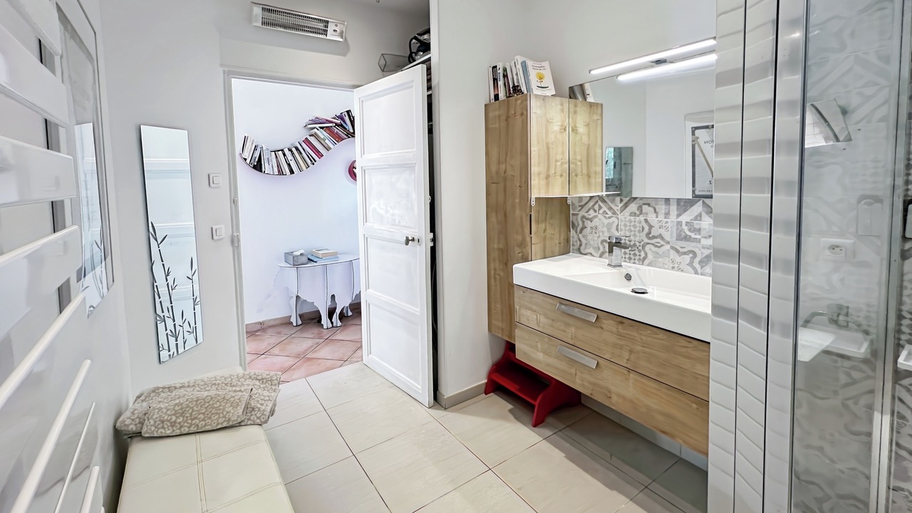 Photo of Bathroom in Hyeres City Centre