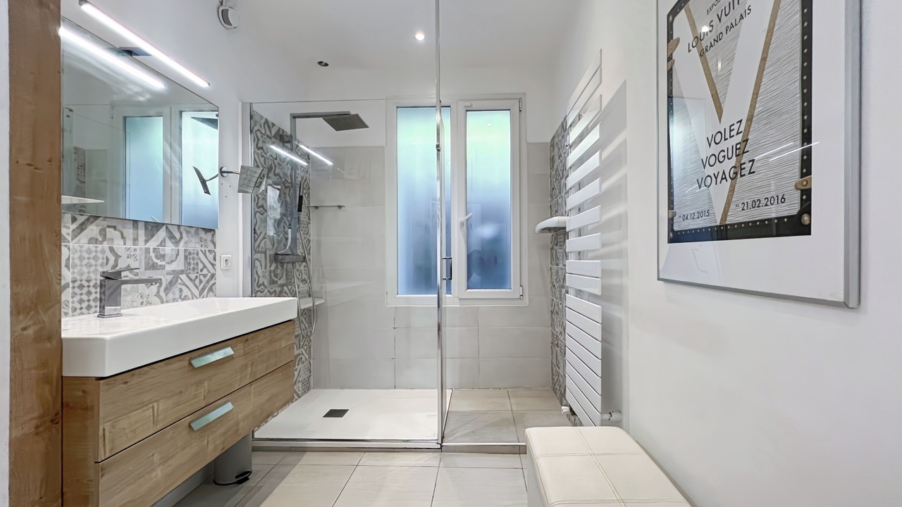 Photo of Bathroom in Hyeres City Centre