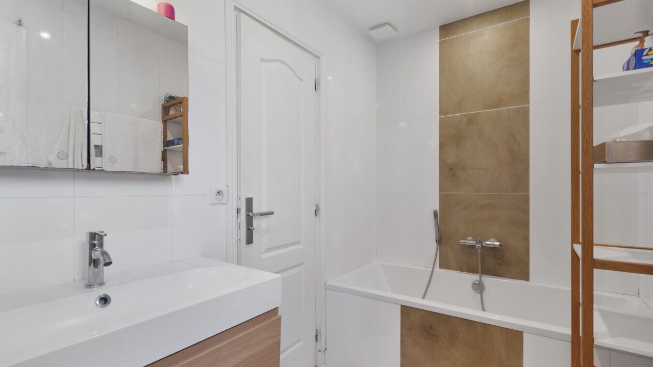 Photo of Bathroom in Gairaut