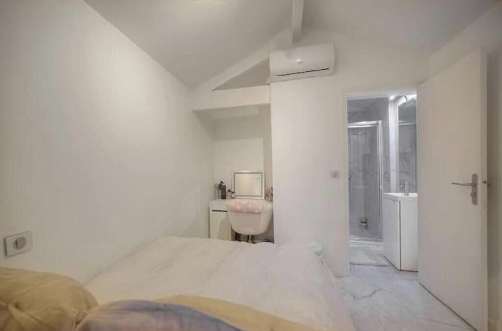 Photo of Bathroom in California - Pezou