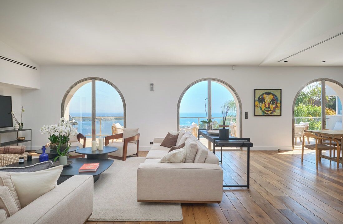 Photo of Livingroom in California - Pezou