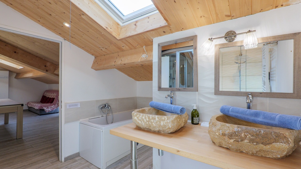 Photo of Bathroom in Saint Alban Auriolles