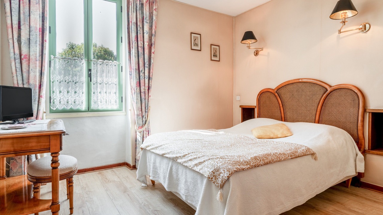 Photo of Bedroom in Violes
